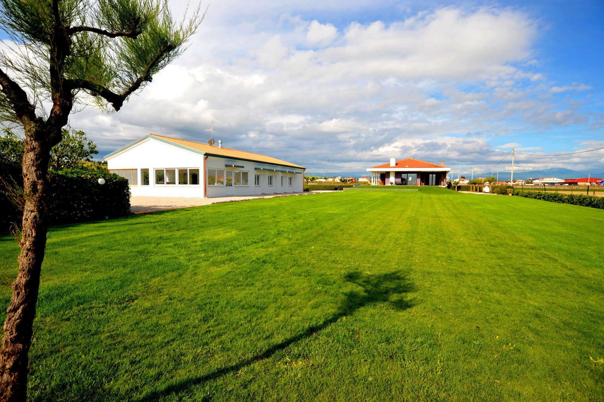Agriturismo Frontemare Джулианова Екстериор снимка